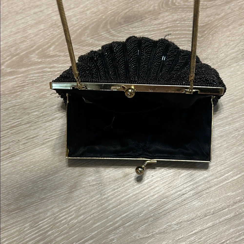 Vintage Black Clam Shell Beaded Snap Gold Toned Chain Purse Handbag